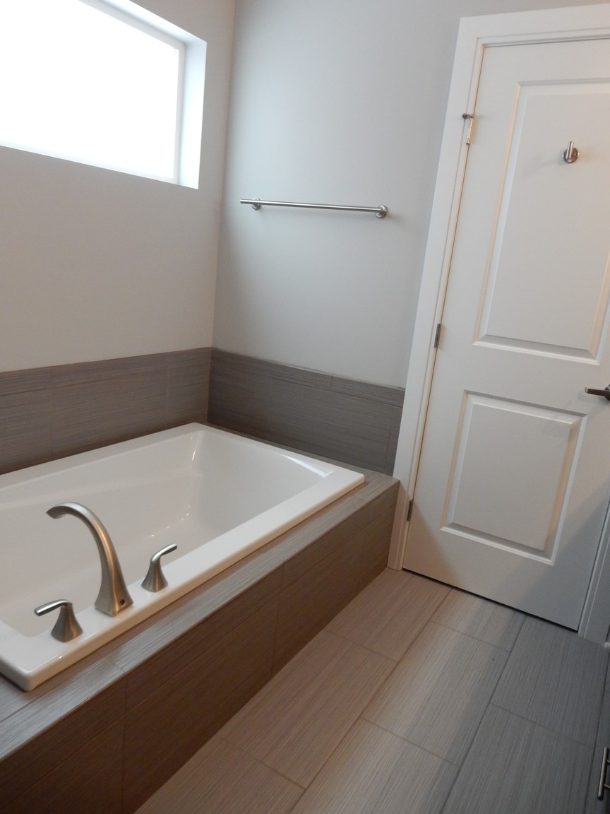 2472 Tremont | Primary Bathroom