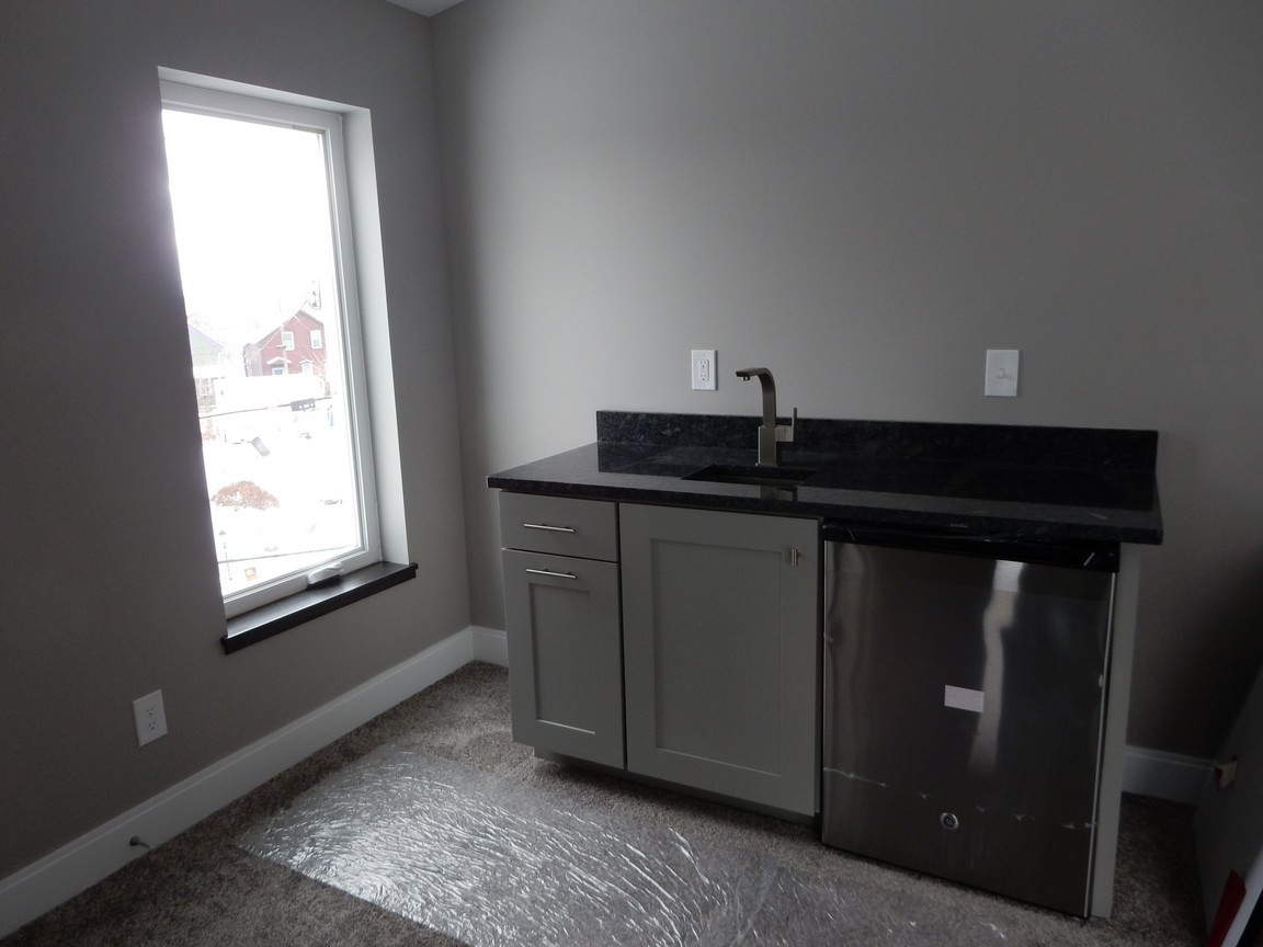 2472 Tremont | Wet Bar